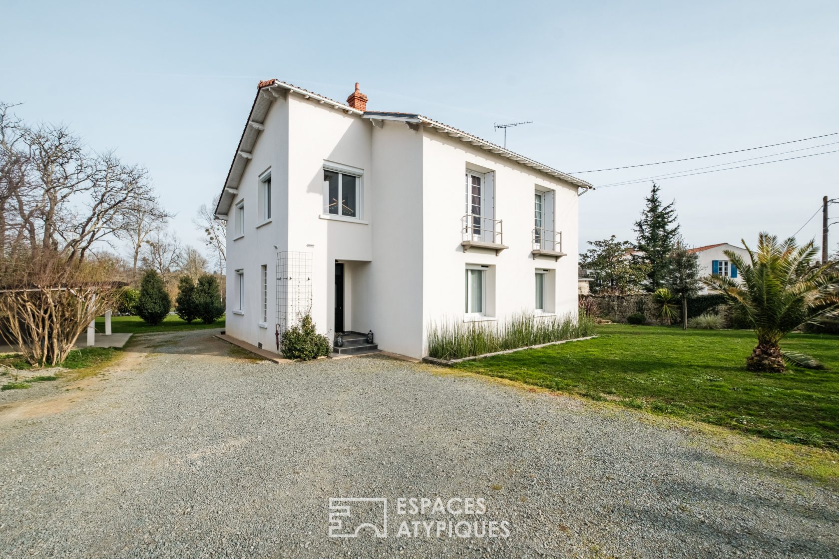 Renovated house and its park on the banks of the Sèvre