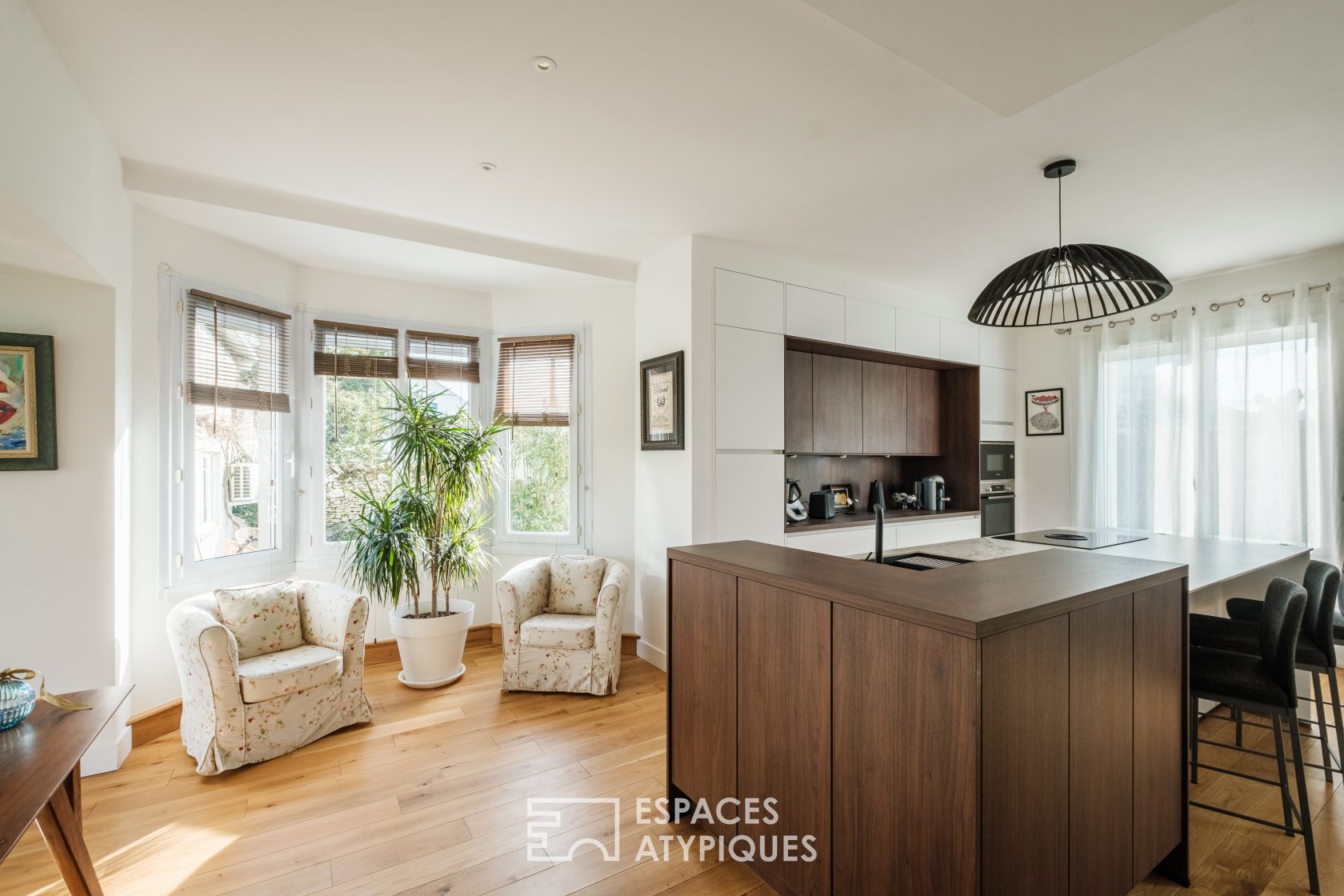 Renovated house and its park on the banks of the Sèvre