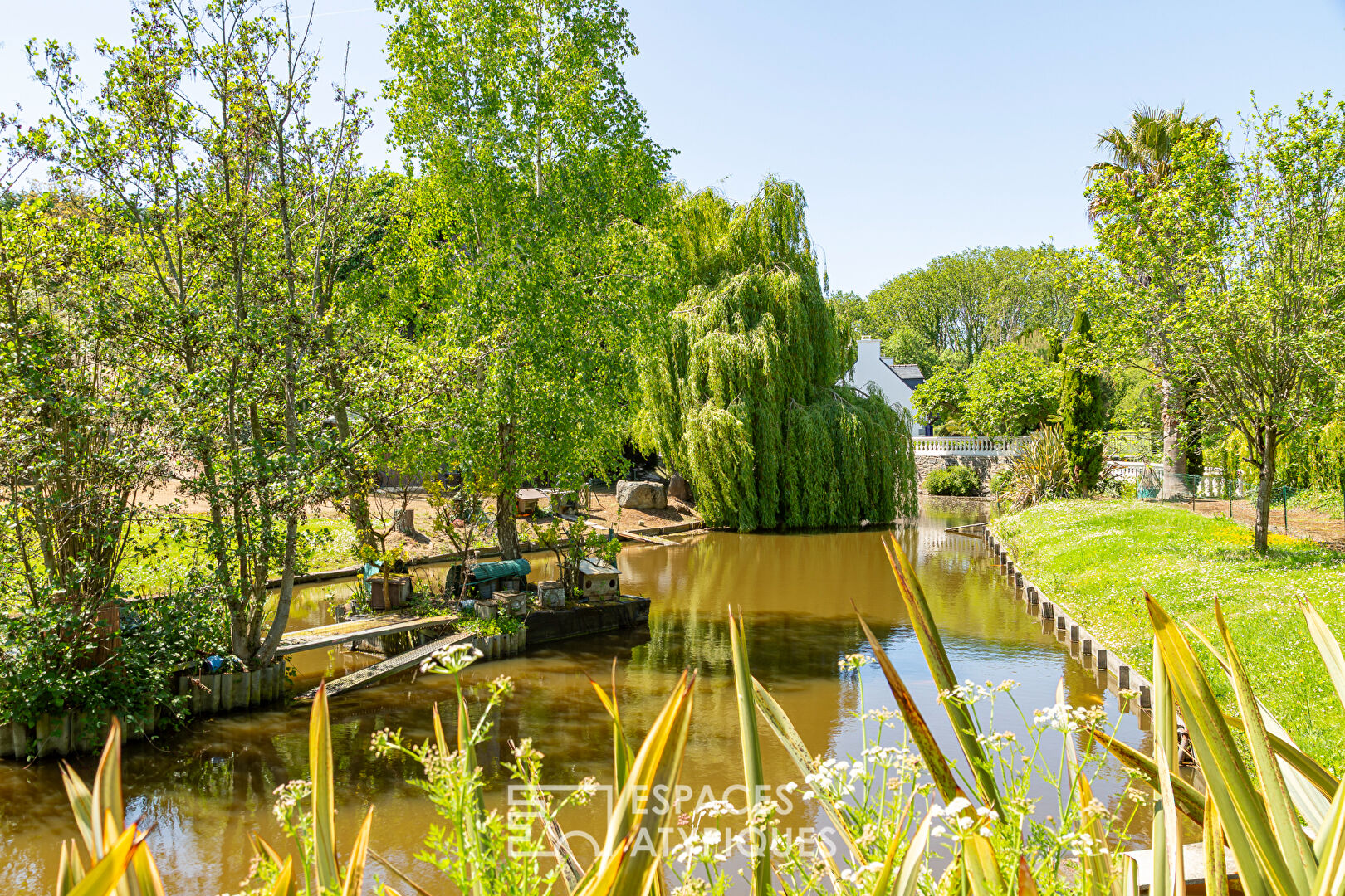 Maison familiale au coeur d’un parc arboré avec plan d’eau à Étables-sur-Mer