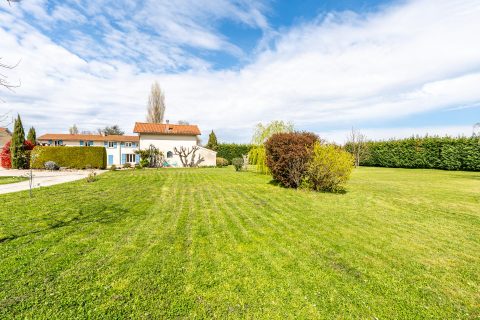 Ancienne ferme rénovée avec jardin et piscine