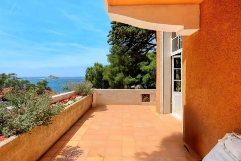 Maison des années 30 avec vue et accès mer