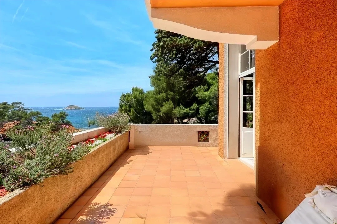 Maison des années 30 avec vue et accès mer