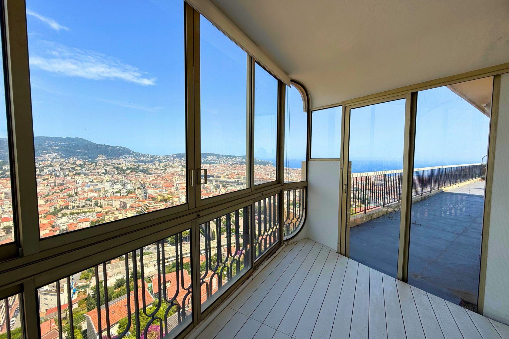 The art of living on a rooftop in Nice: panoramic view