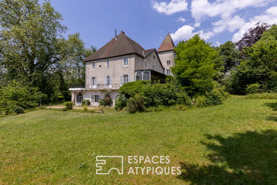 Château chargé d'histoire dans son parc de 1ha