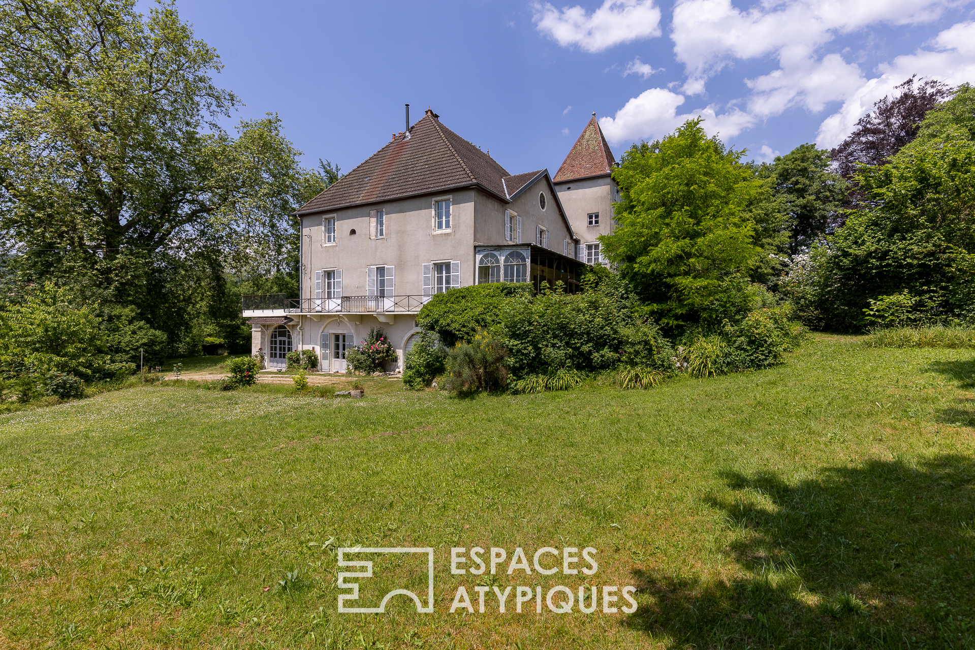 Château chargé d'histoire dans son parc de 1ha