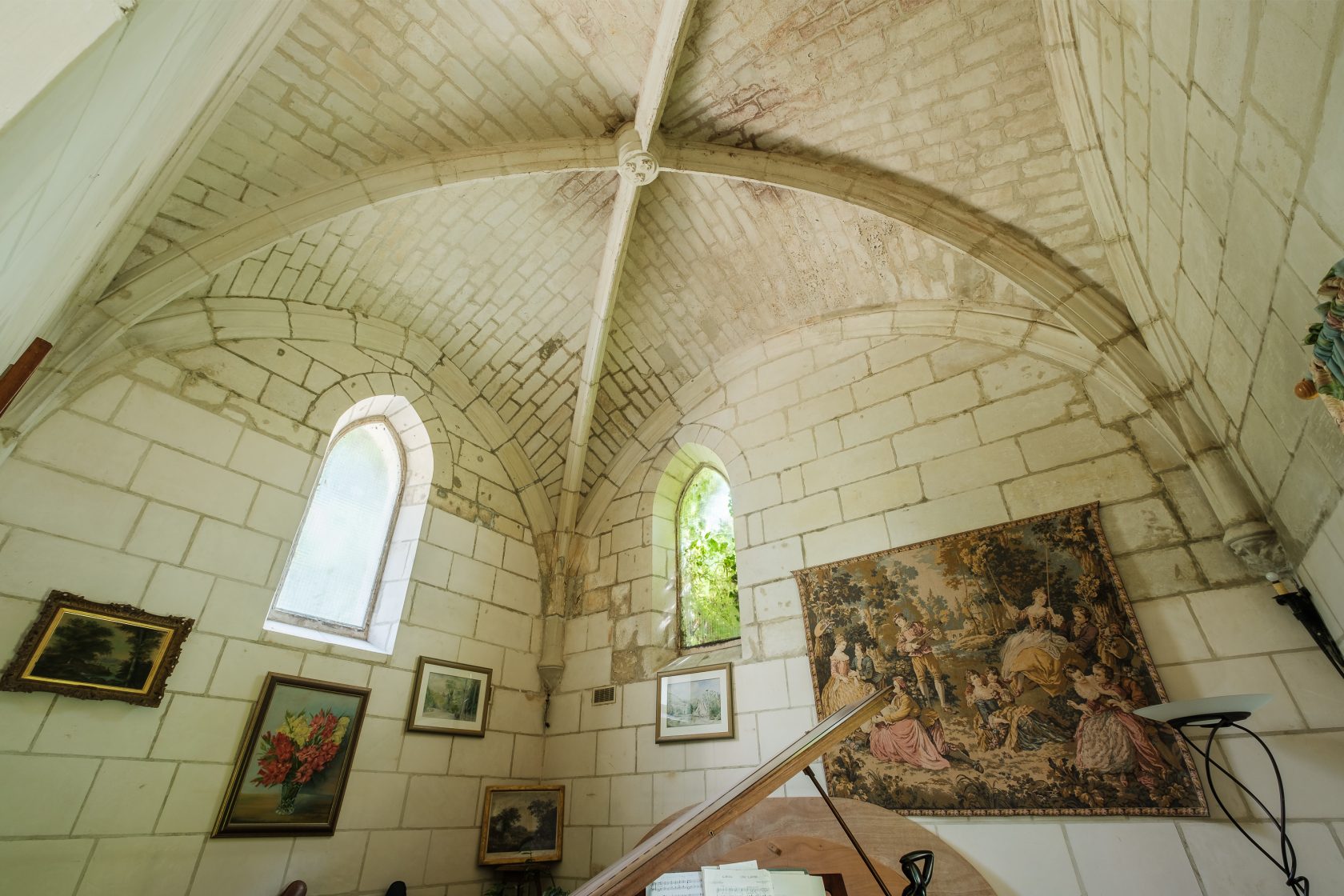 Exceptional property with wooded park, swimming pool and chapel in Châtellerault