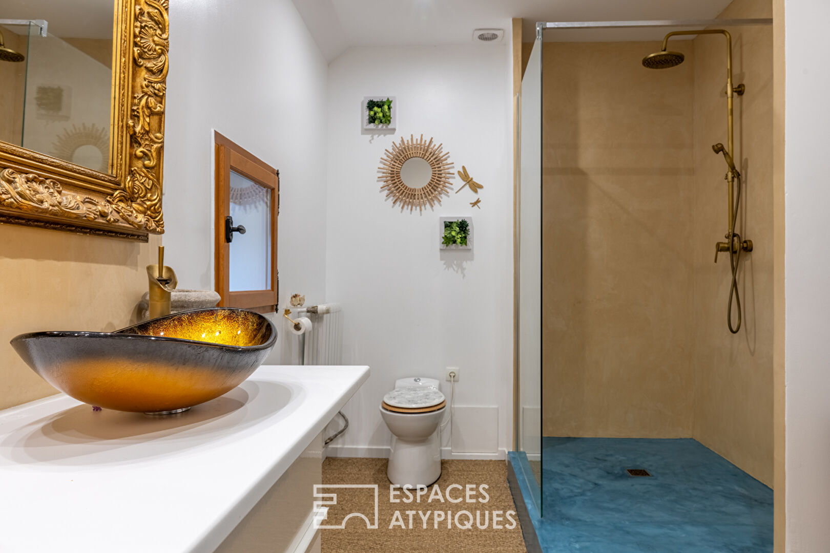 Family house with outbuildings