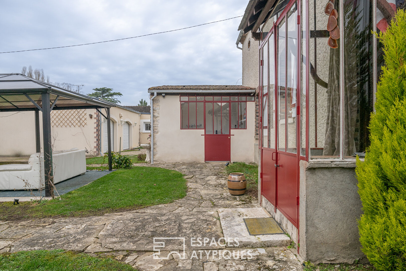 Family house with outbuildings