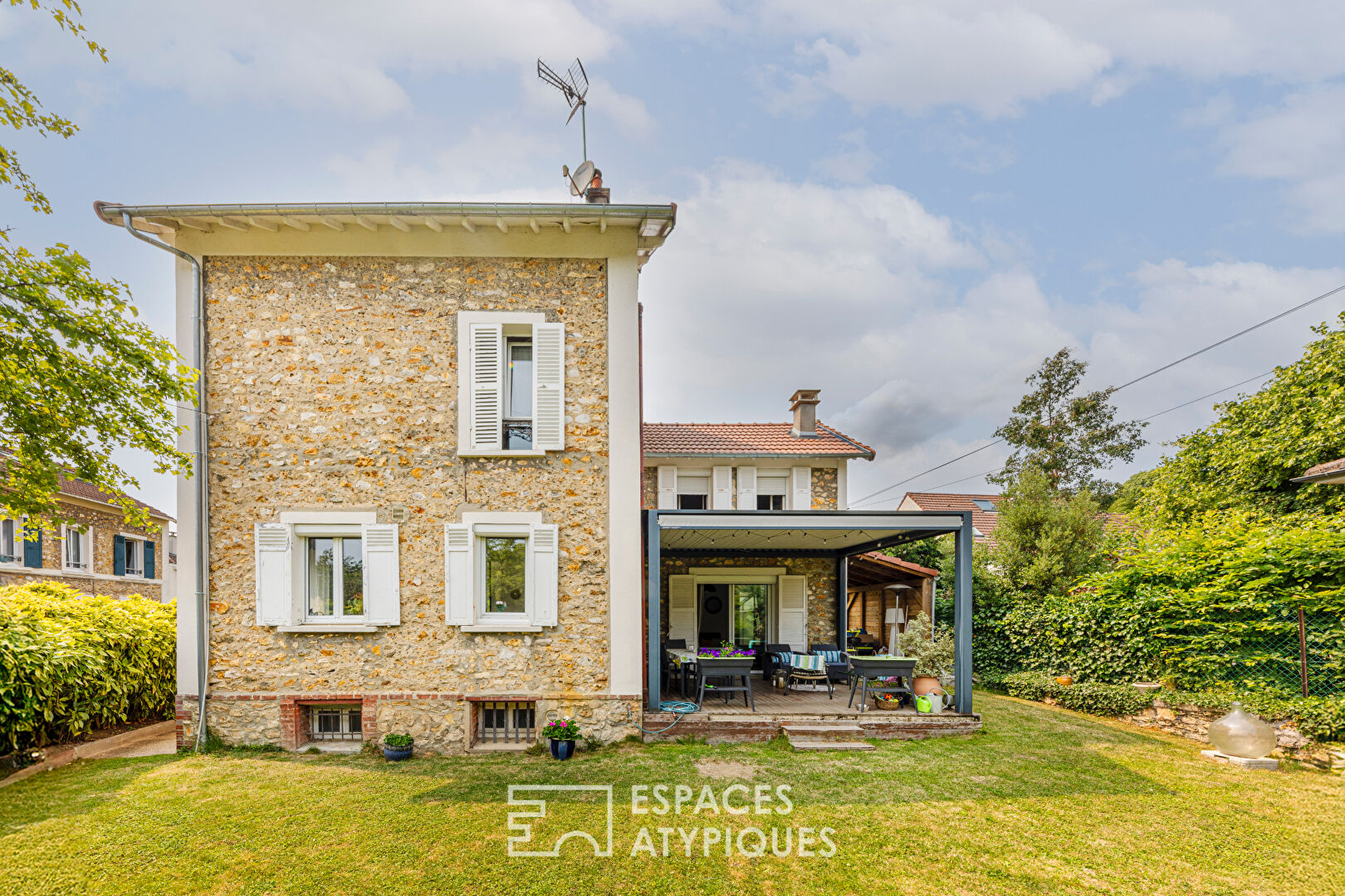 Meulière de charme, idéalement située, à deux pas de la mairie