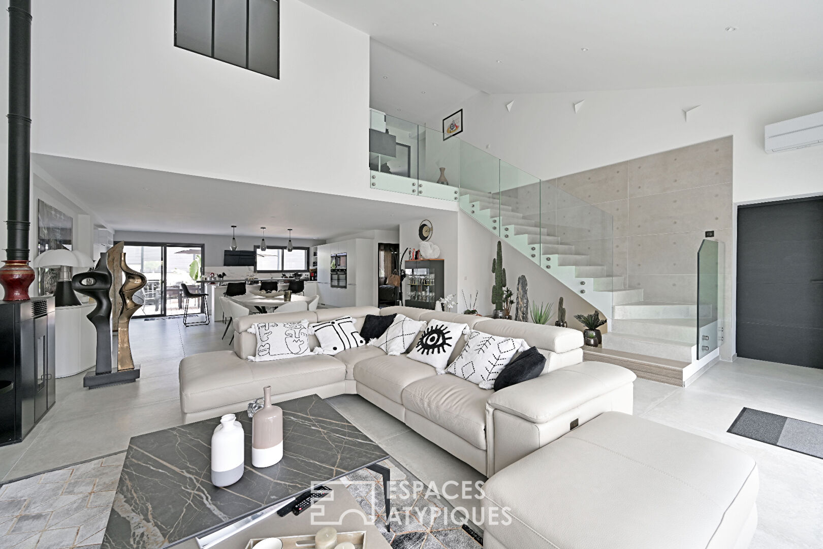 Renovated house with swimming pool and terraces close to the sea