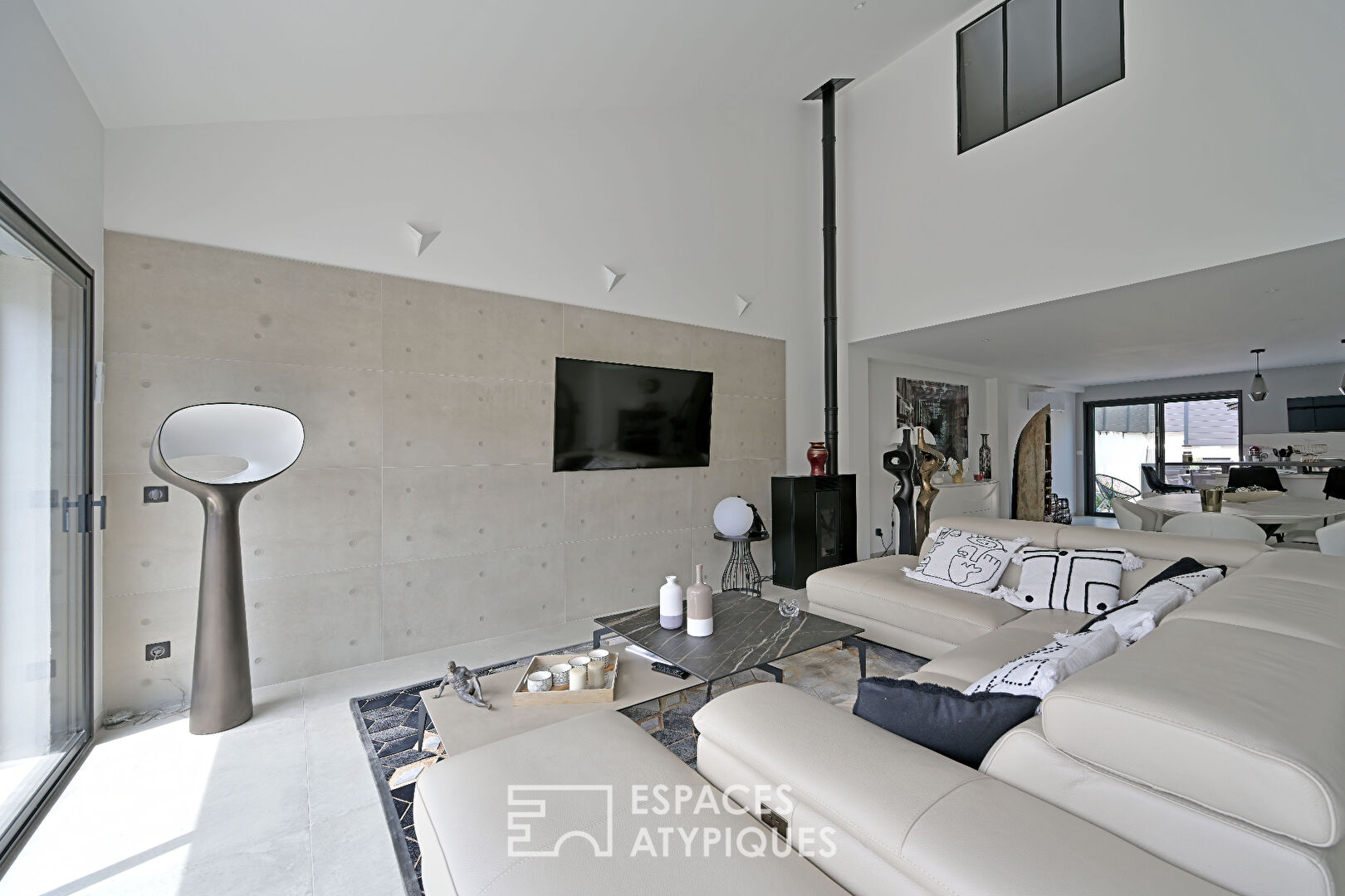 Renovated house with swimming pool and terraces close to the sea