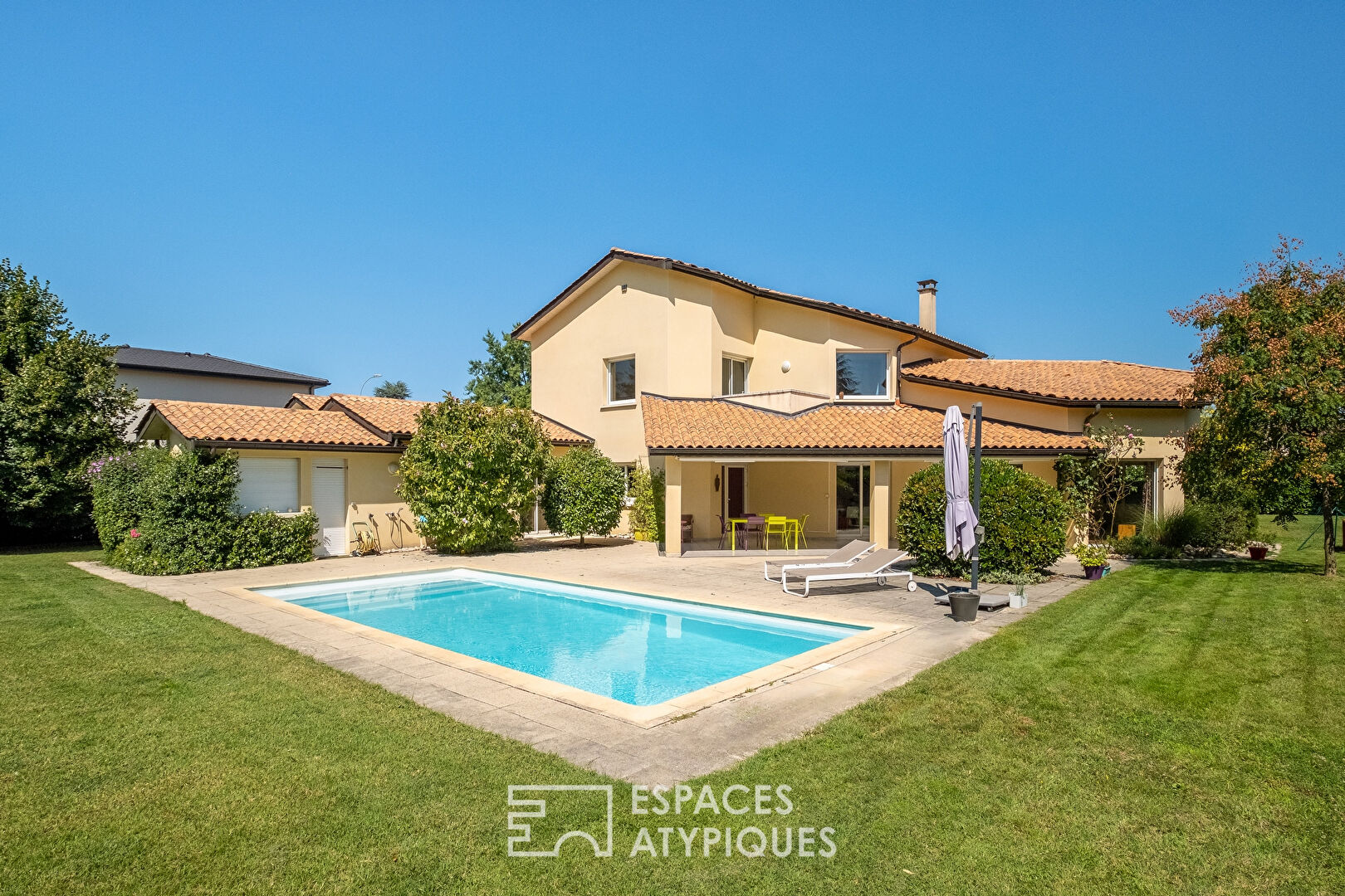 Contemporaine avec piscine au bord du Grand Large