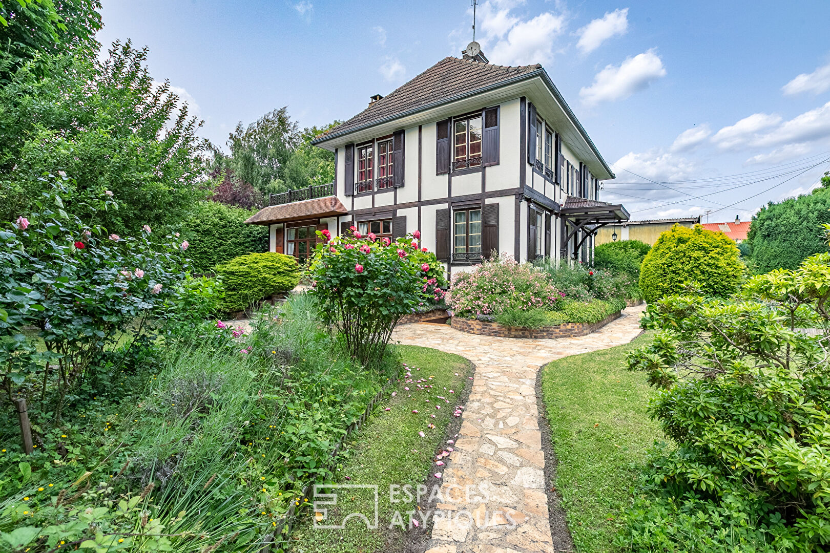 Maison Bourgeoise on landscape Park in Noyon