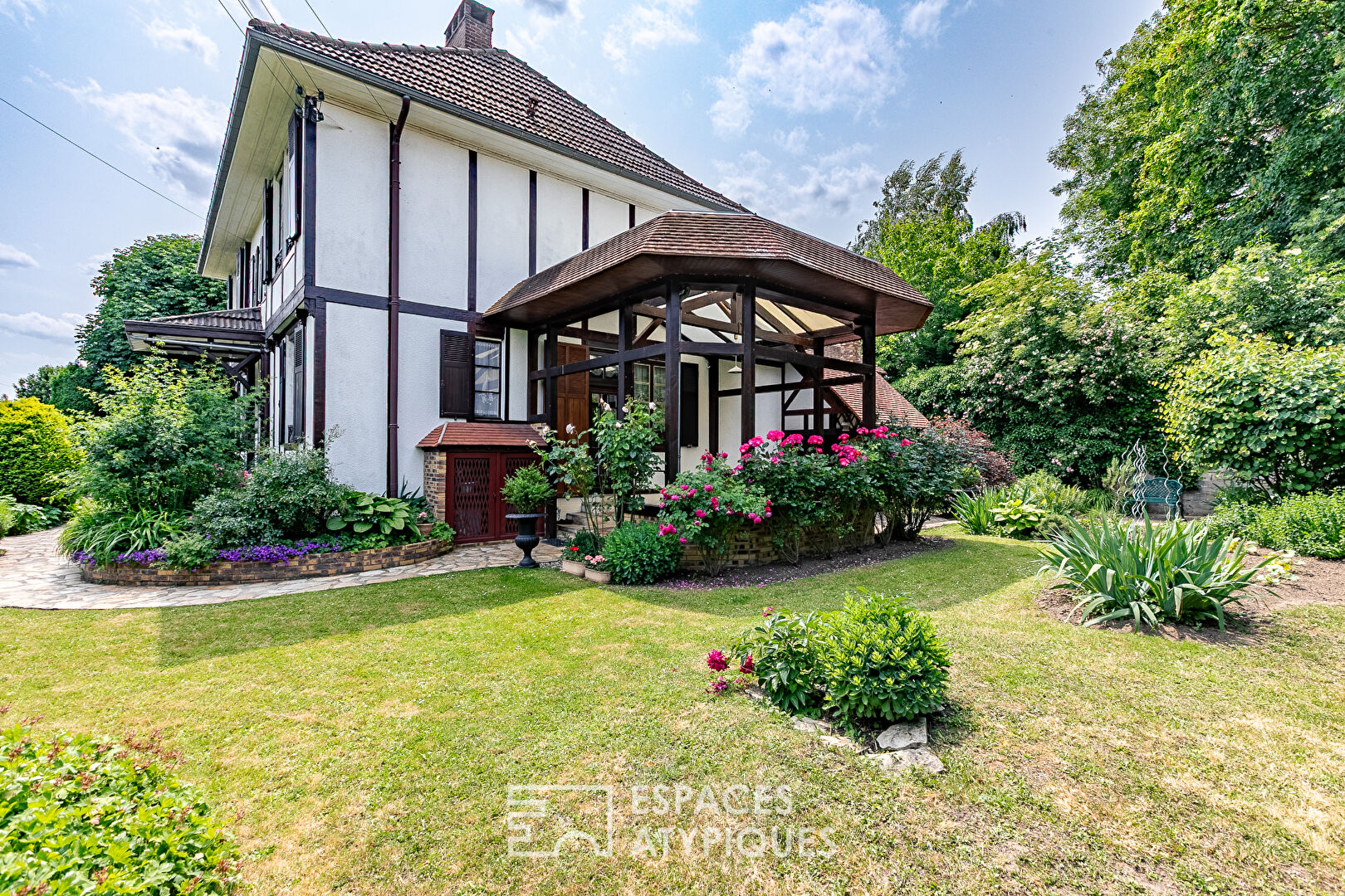Maison Bourgeoise on landscape Park in Noyon