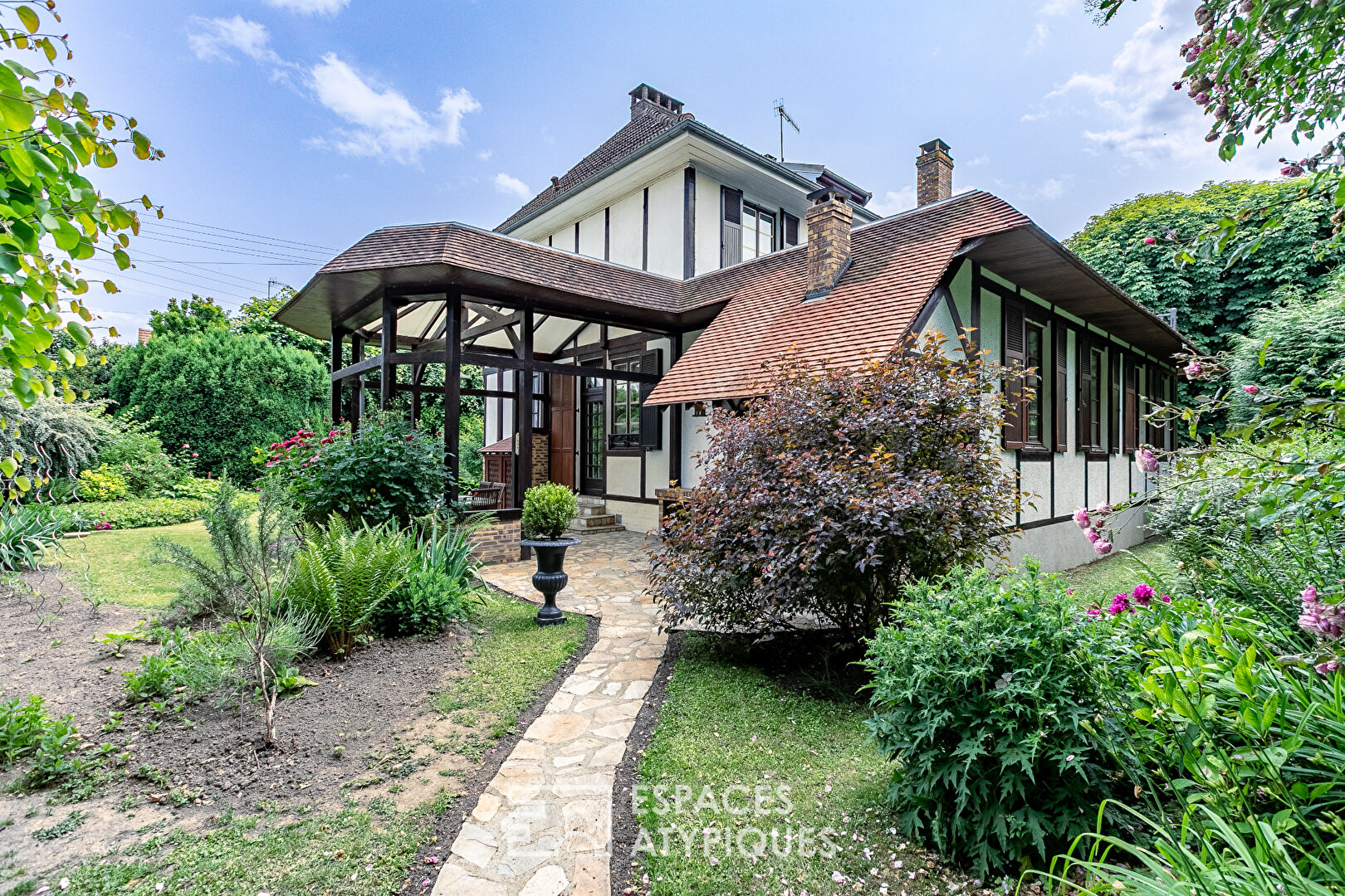 Maison Bourgeoise on landscape Park in Noyon
