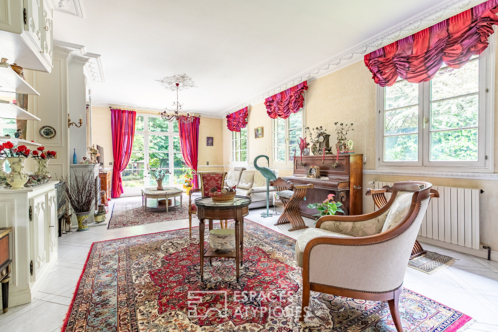 Maison Bourgeoise on landscape Park in Noyon