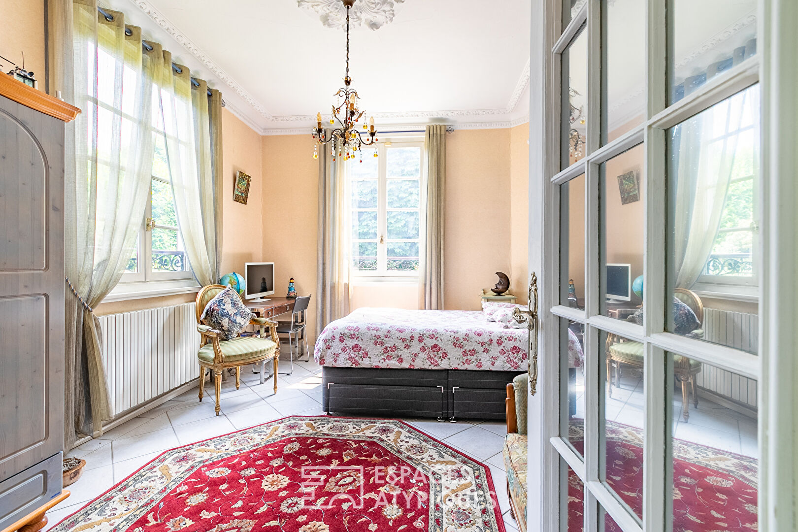 Maison Bourgeoise on landscape Park in Noyon