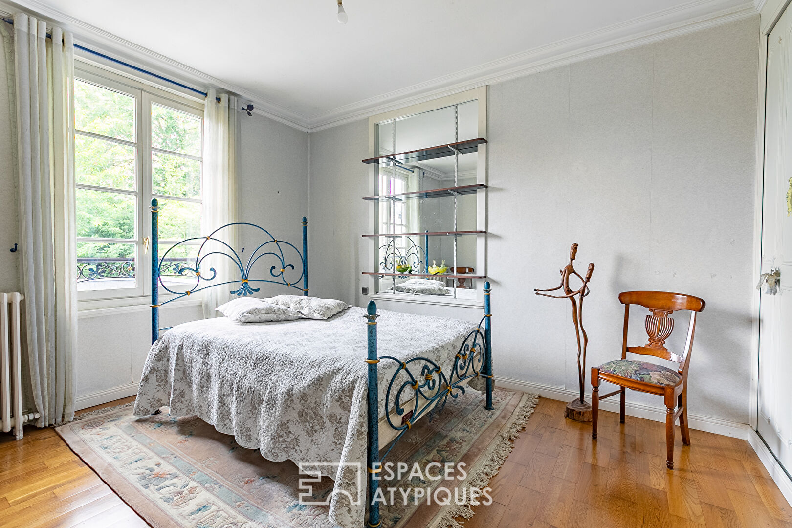 Maison Bourgeoise on landscape Park in Noyon
