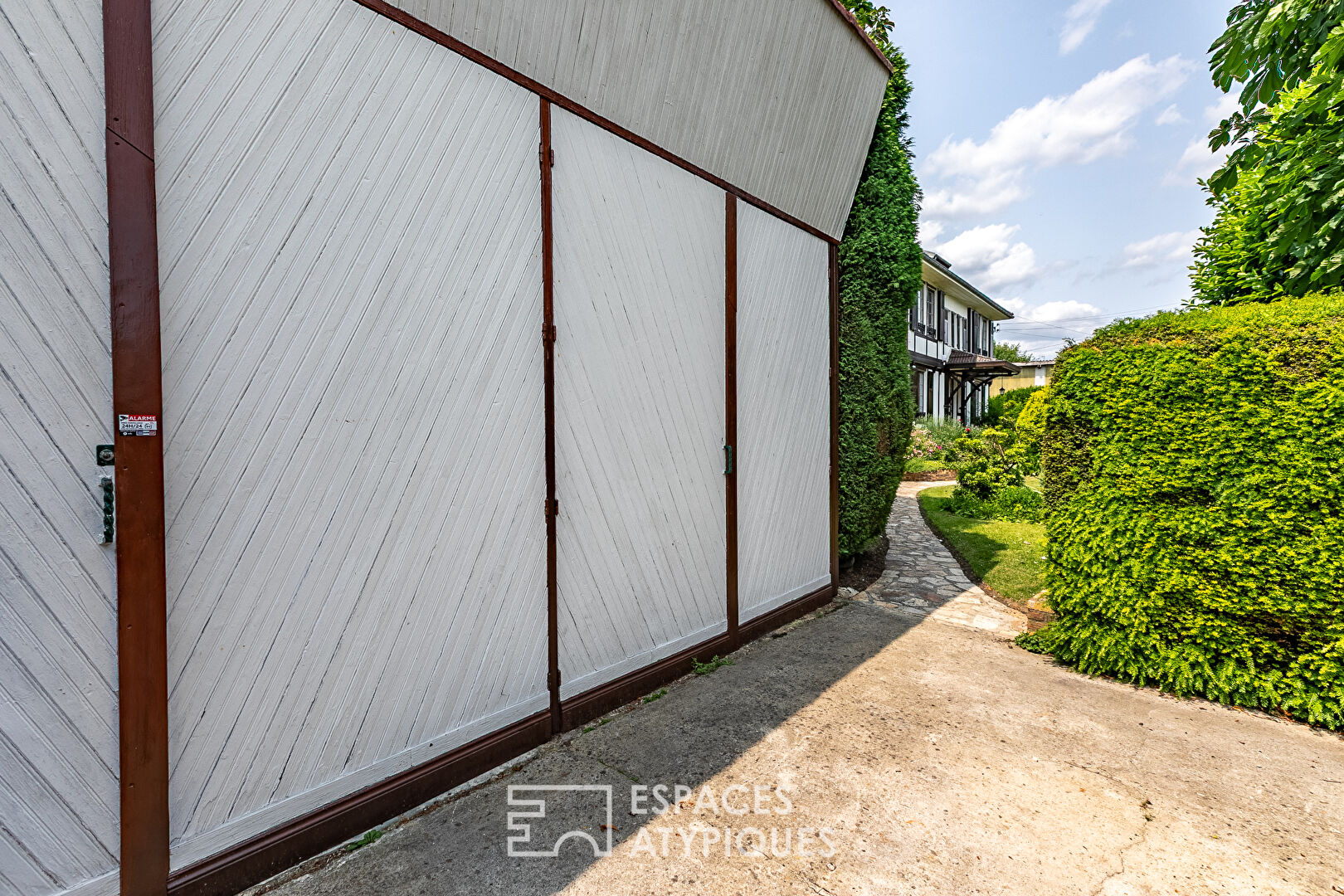 Maison Bourgeoise on landscape Park in Noyon