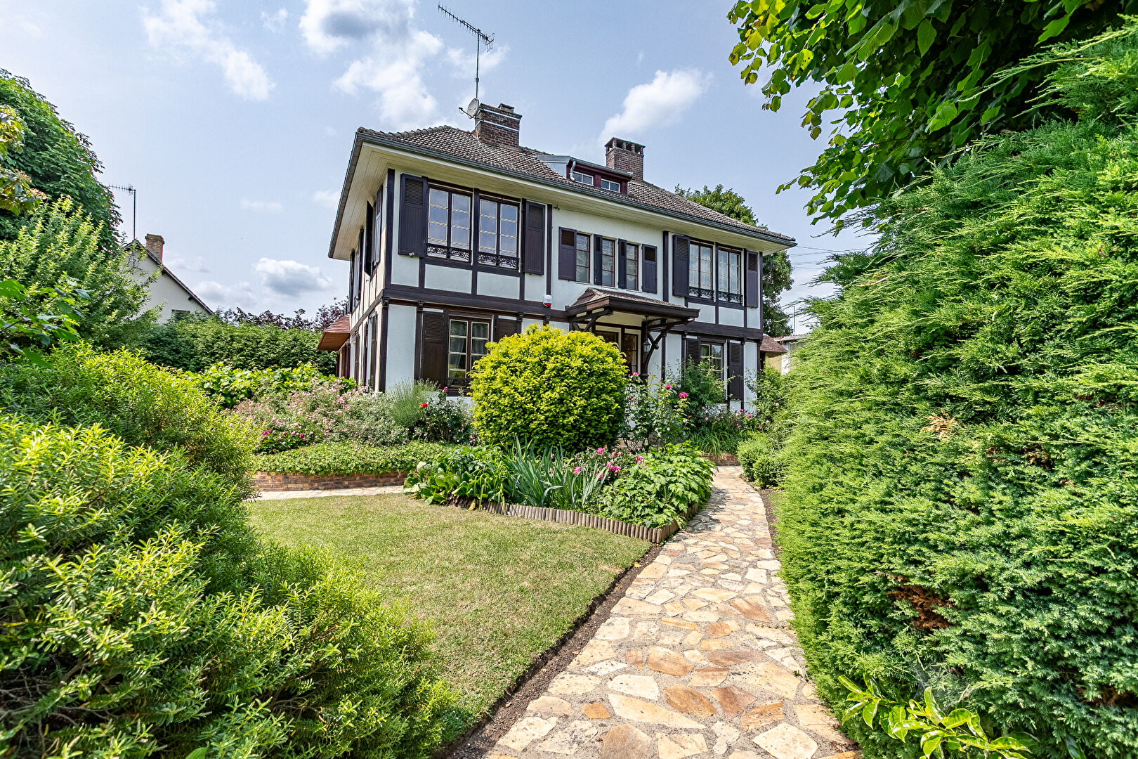 Maison Bourgeoise on landscape Park in Noyon