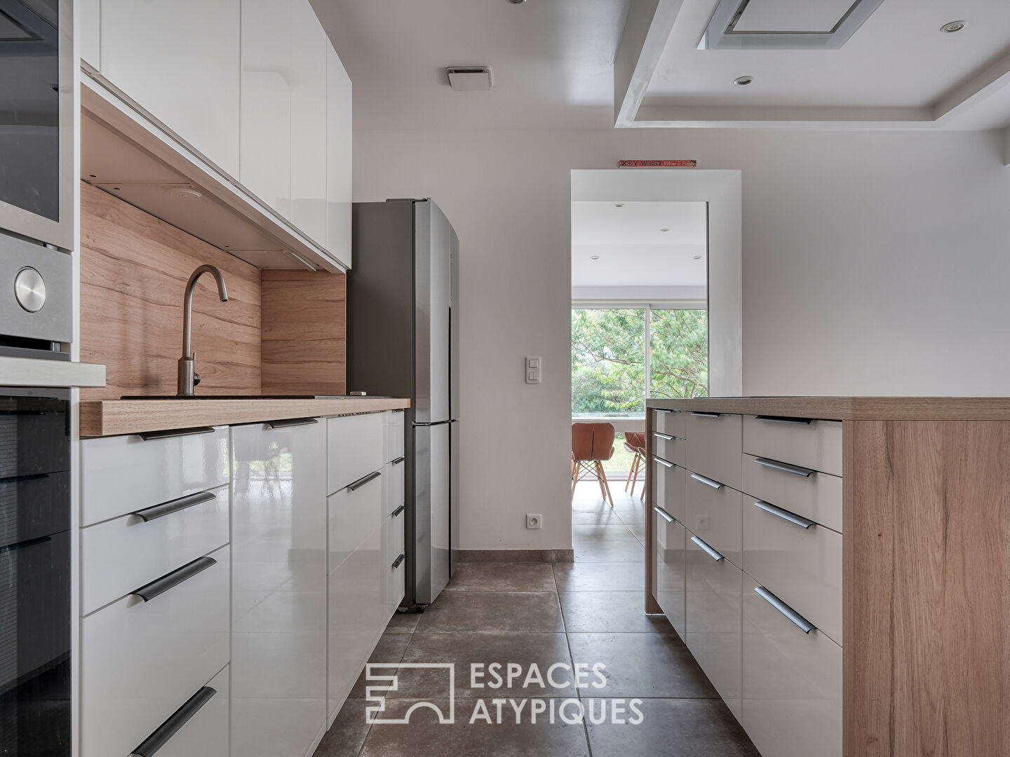 La maison meulière à la rénovation contemporaine avec atelier et jardin