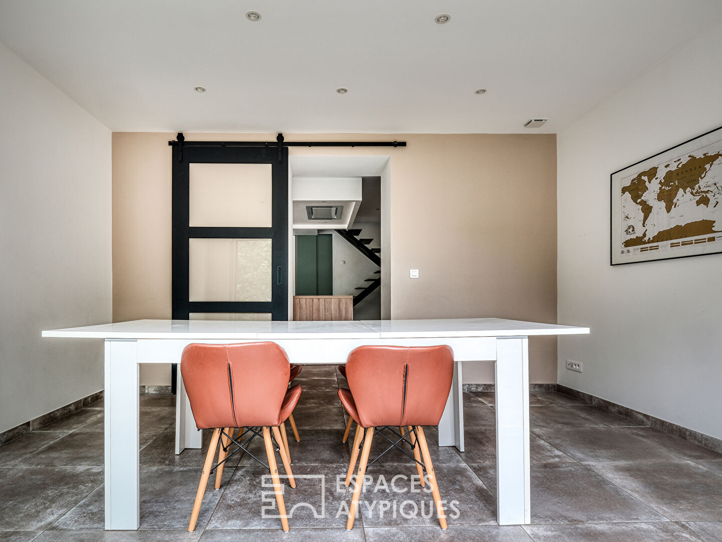 La maison meulière à la rénovation contemporaine avec atelier et jardin