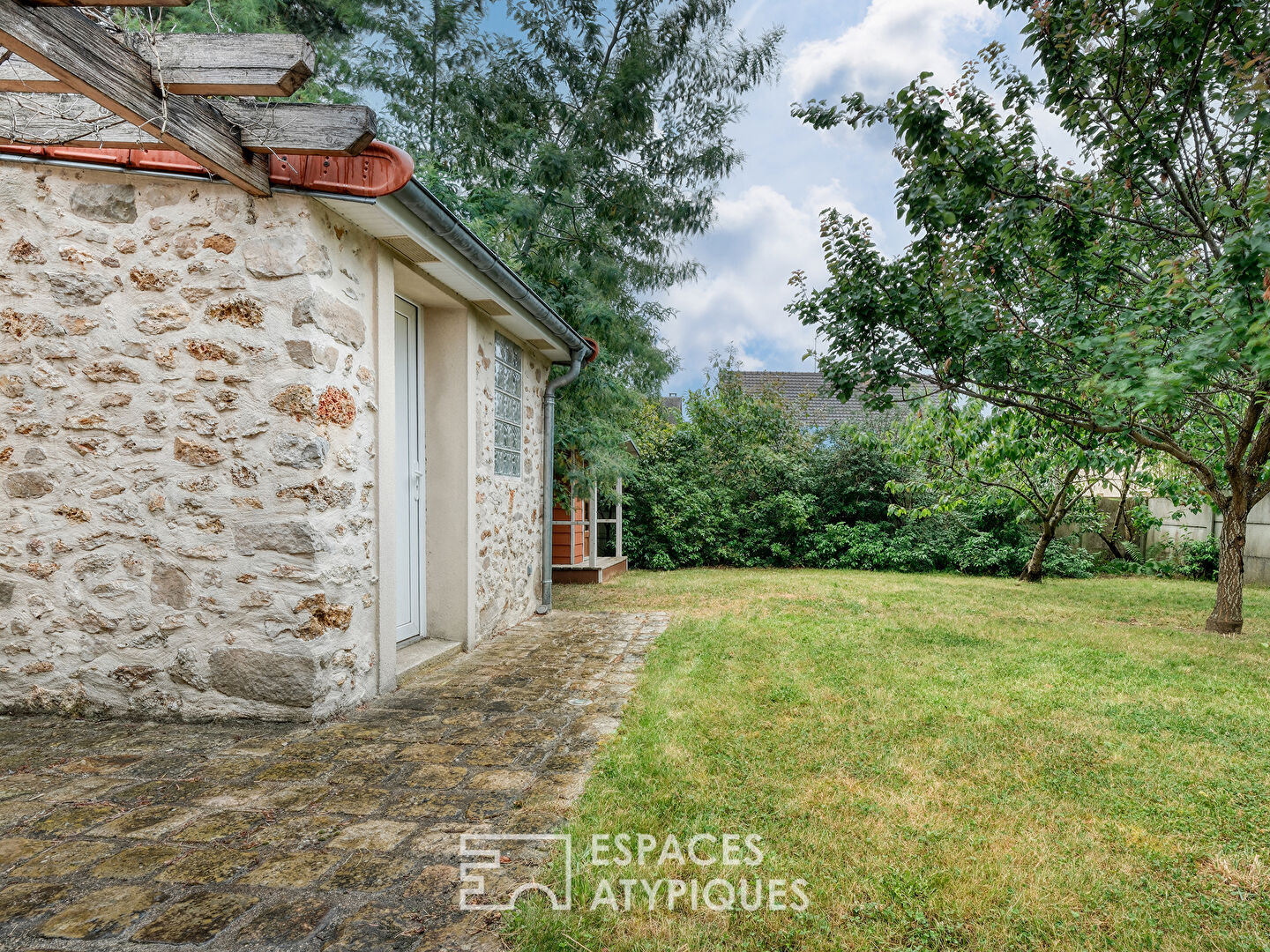 La maison meulière à la rénovation contemporaine avec atelier et jardin