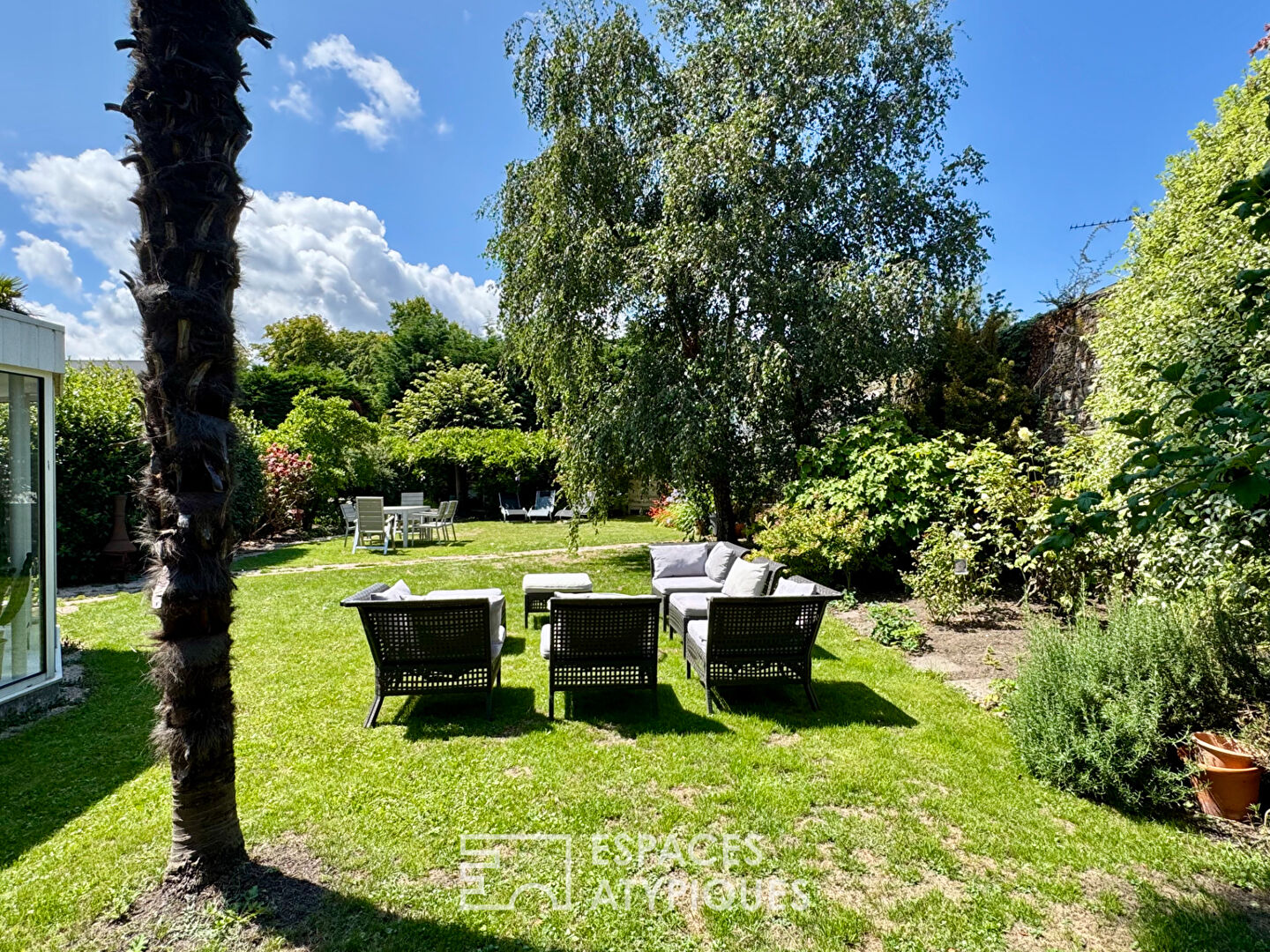 Demeure bourgeoise et sa maisonnette au jardin secret