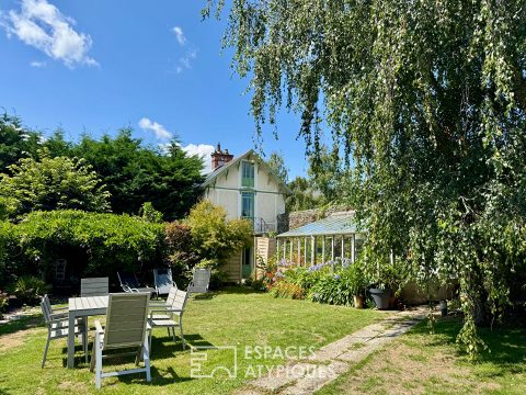 Demeure bourgeoise et sa maisonnette au jardin secret