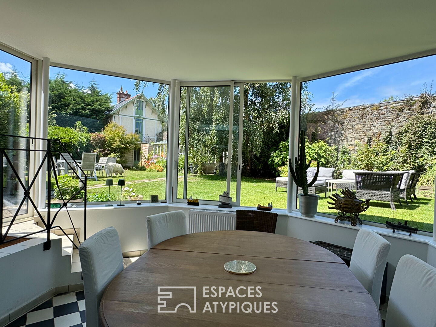 Demeure bourgeoise et sa maisonnette au jardin secret