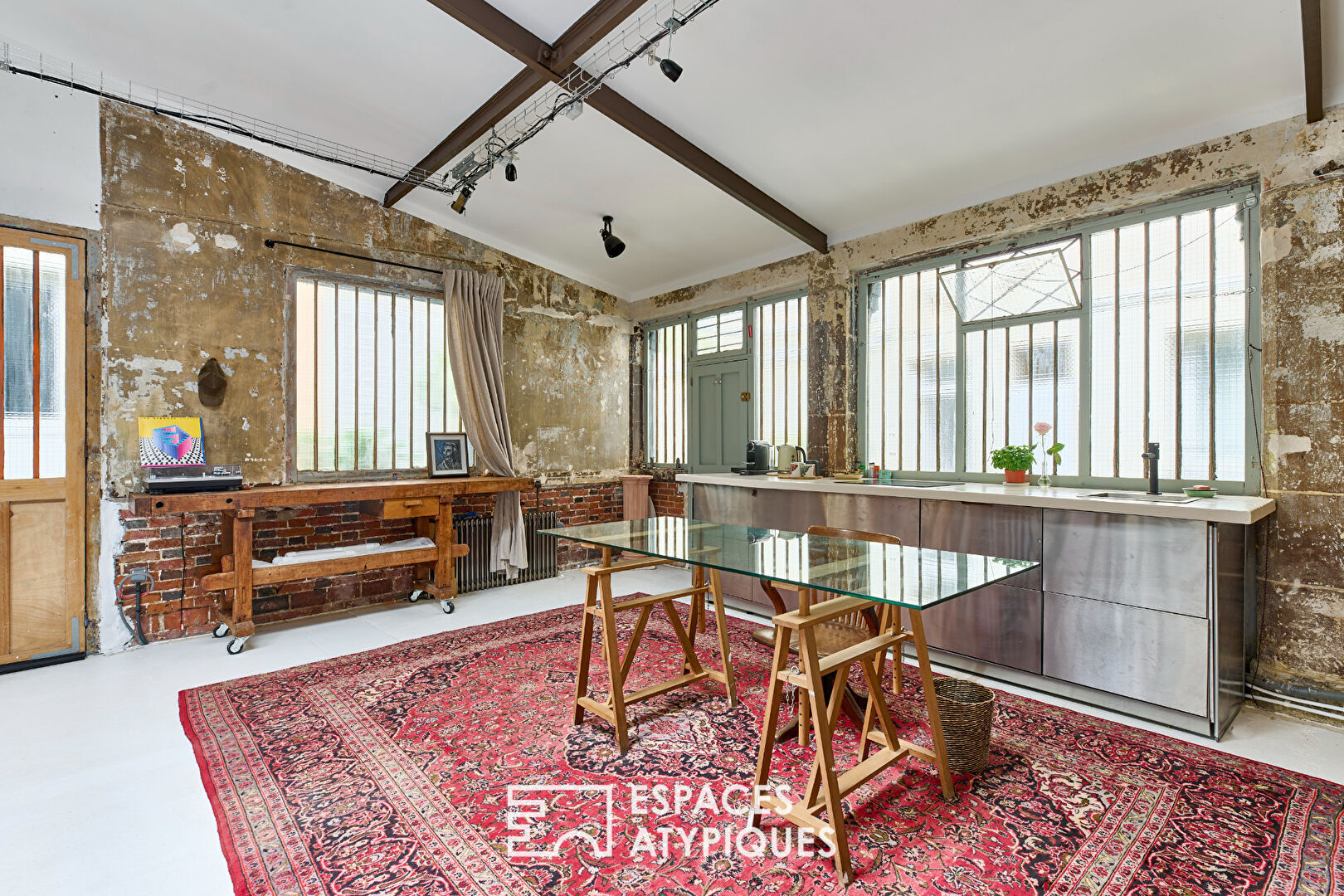 Atelier/Loft baigné de lumière dans une cour végétalisée
