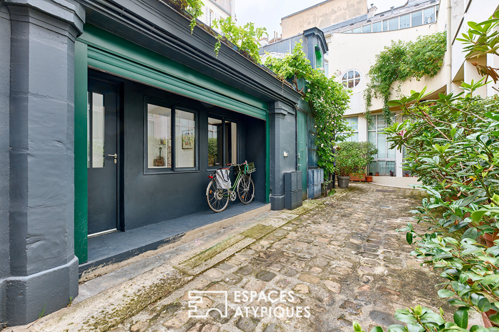 Atelier/Loft baigné de lumière dans une cour végétalisée