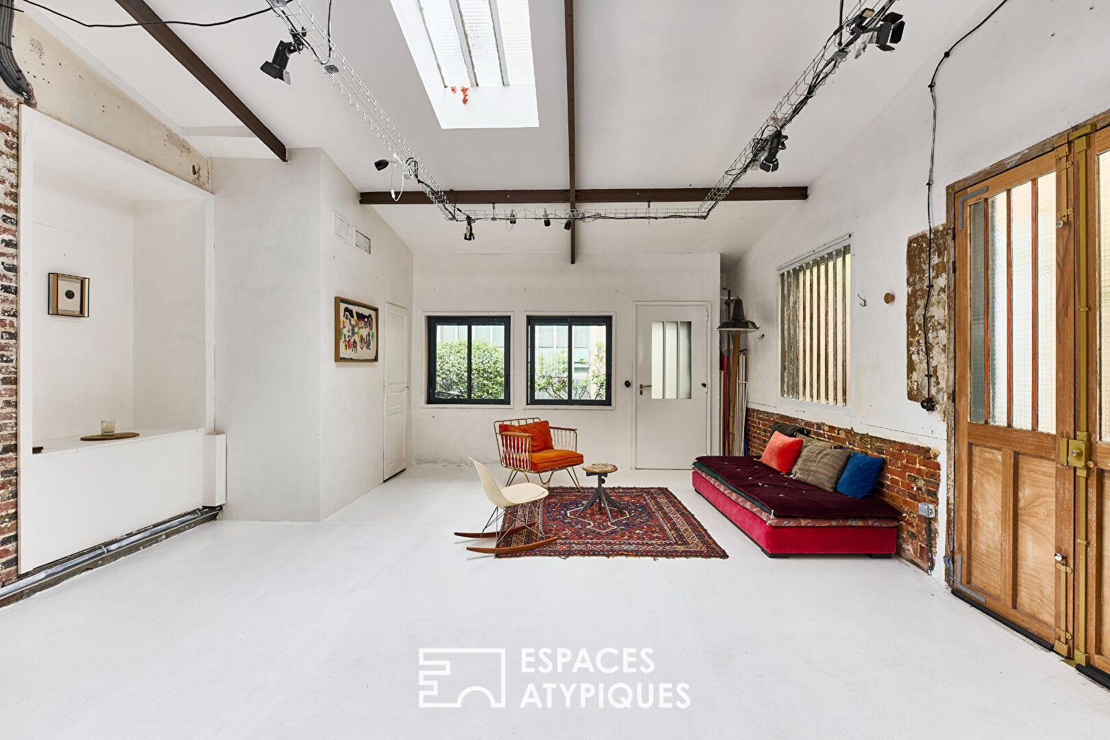 Atelier/Loft baigné de lumière dans une cour végétalisée