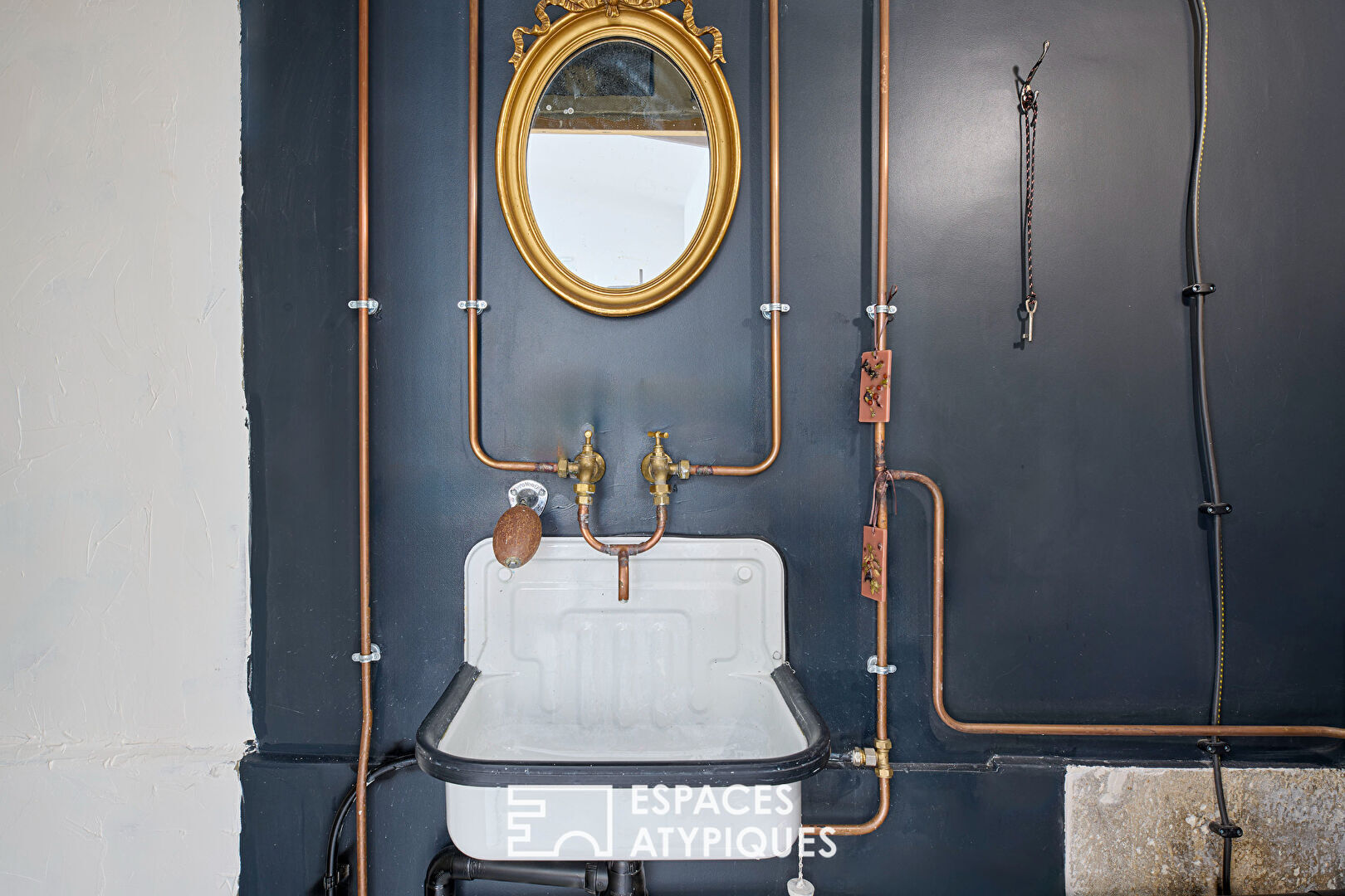 Atelier/Loft baigné de lumière dans une cour végétalisée