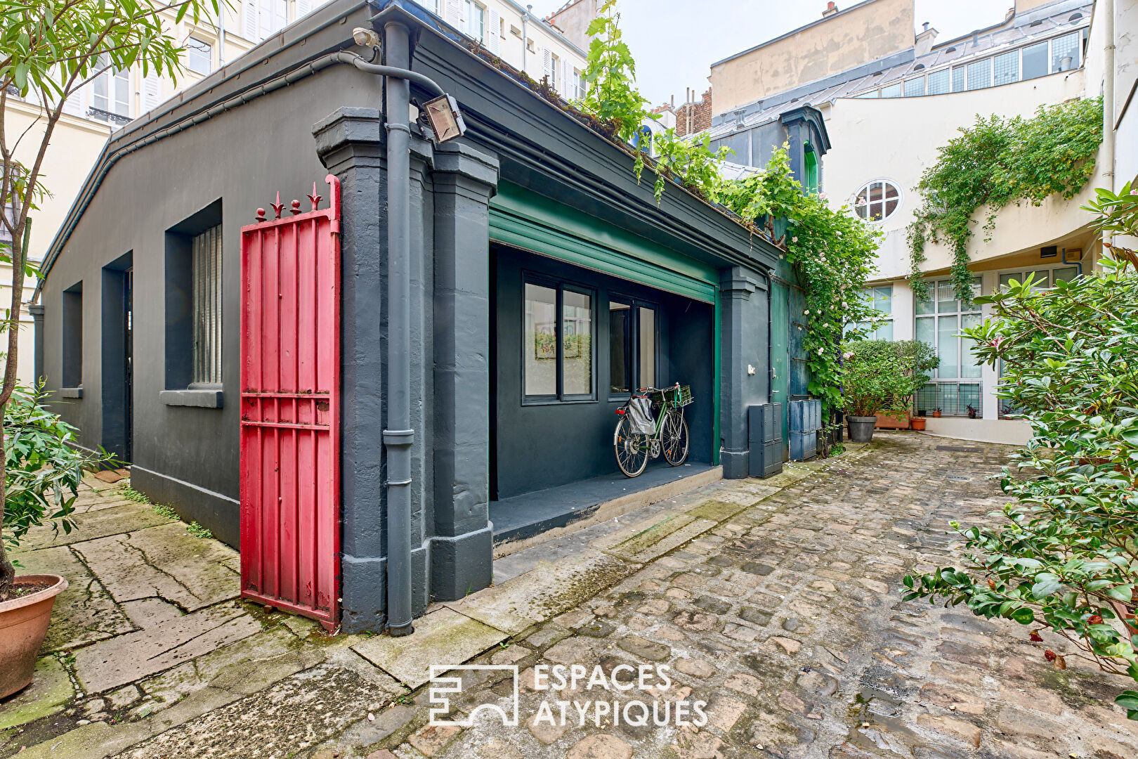 Atelier/Loft baigné de lumière dans une cour végétalisée