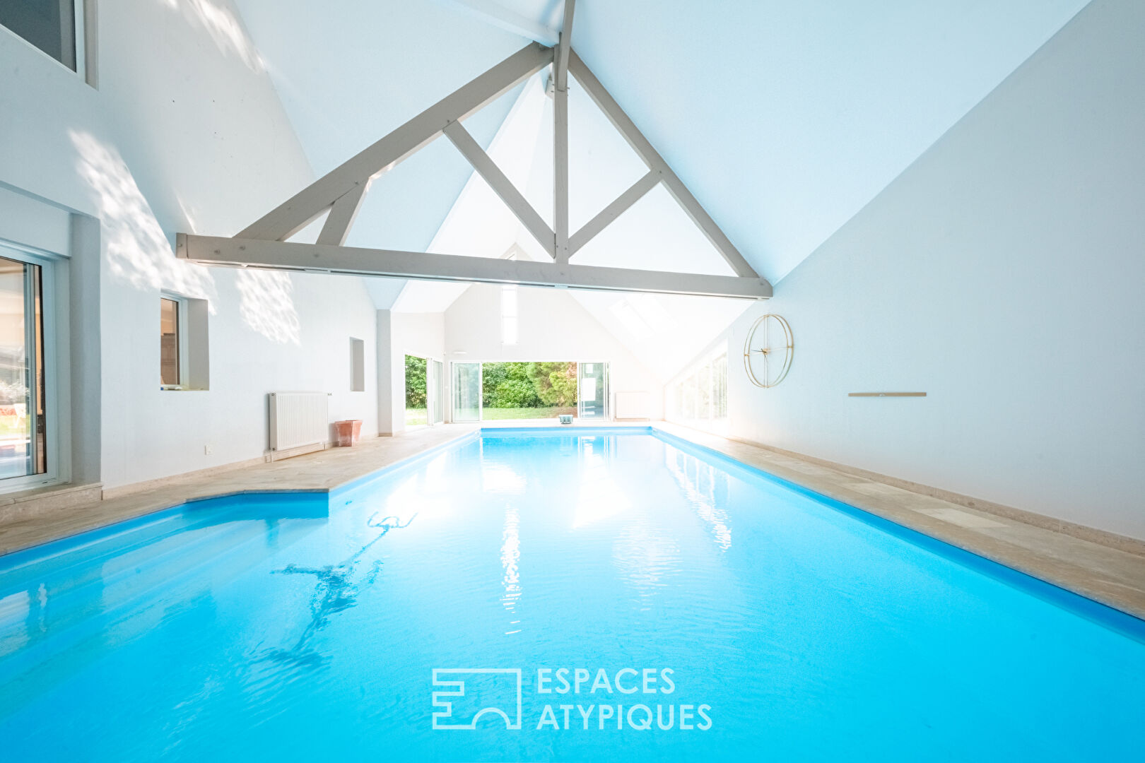 Maison contemporaine avec piscine intérieure