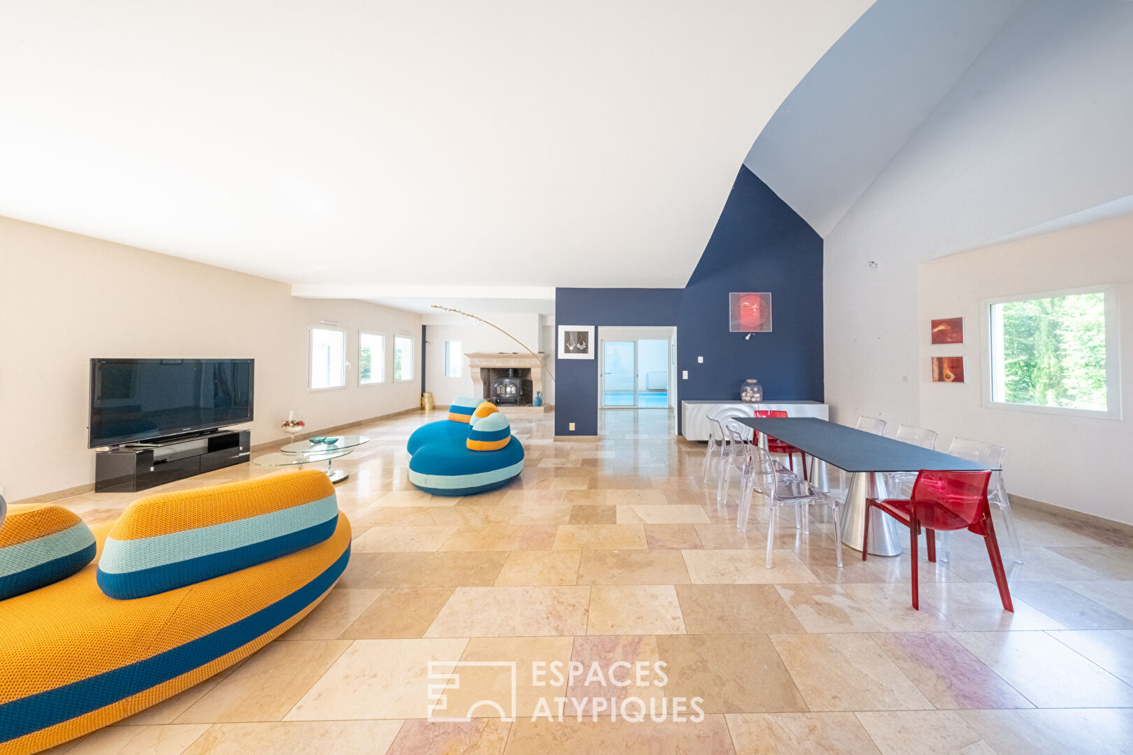 Maison contemporaine avec piscine intérieure