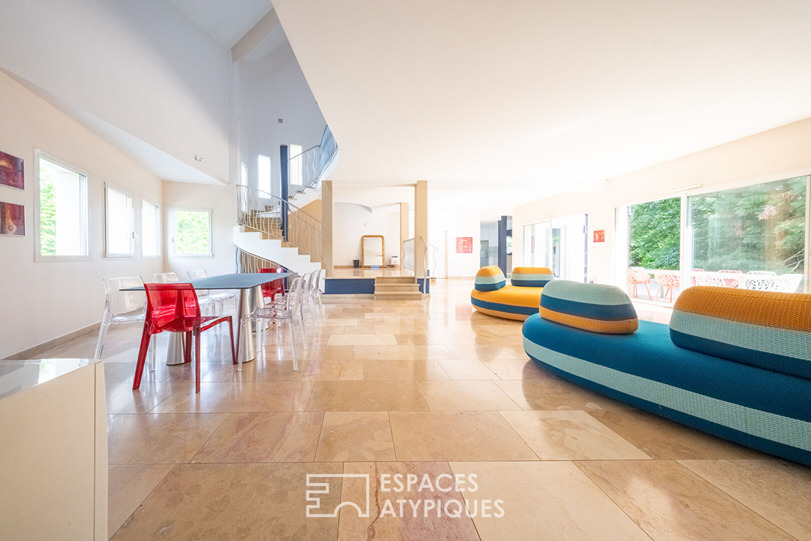 Maison contemporaine avec piscine intérieure