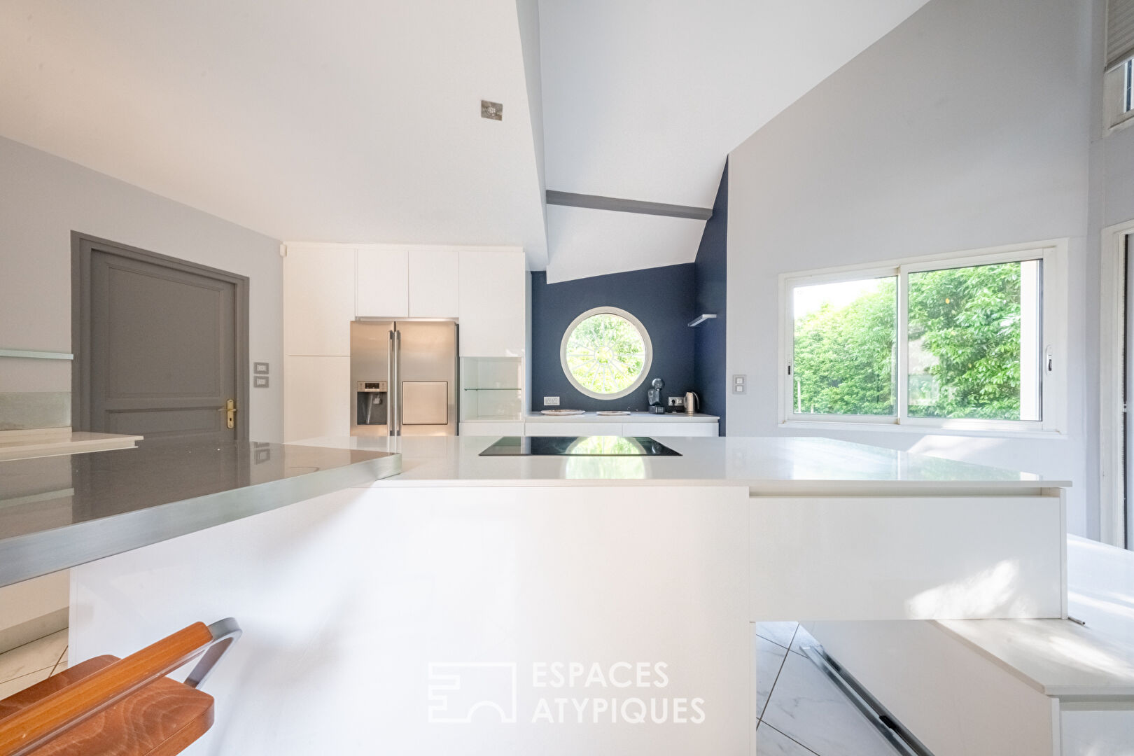Maison contemporaine avec piscine intérieure