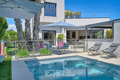 Contemporary house with swimming pool and landscaped garden on the outskirts of Montpellier