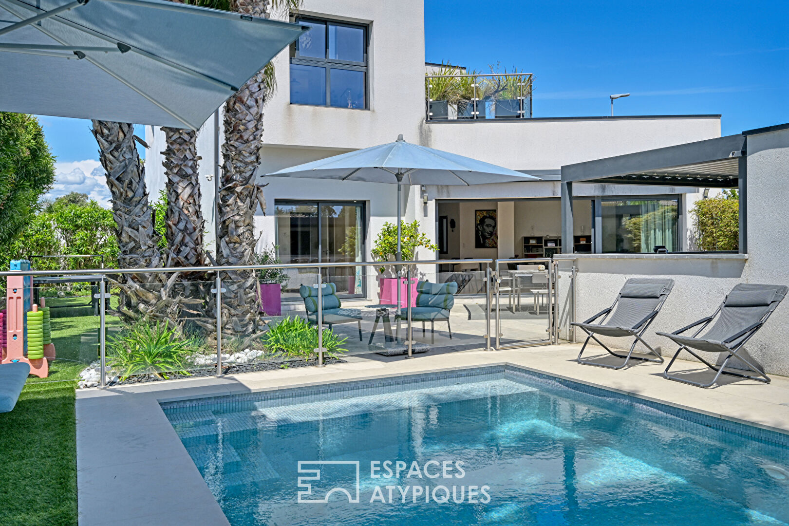 Contemporary house with swimming pool and landscaped garden on the outskirts of Montpellier