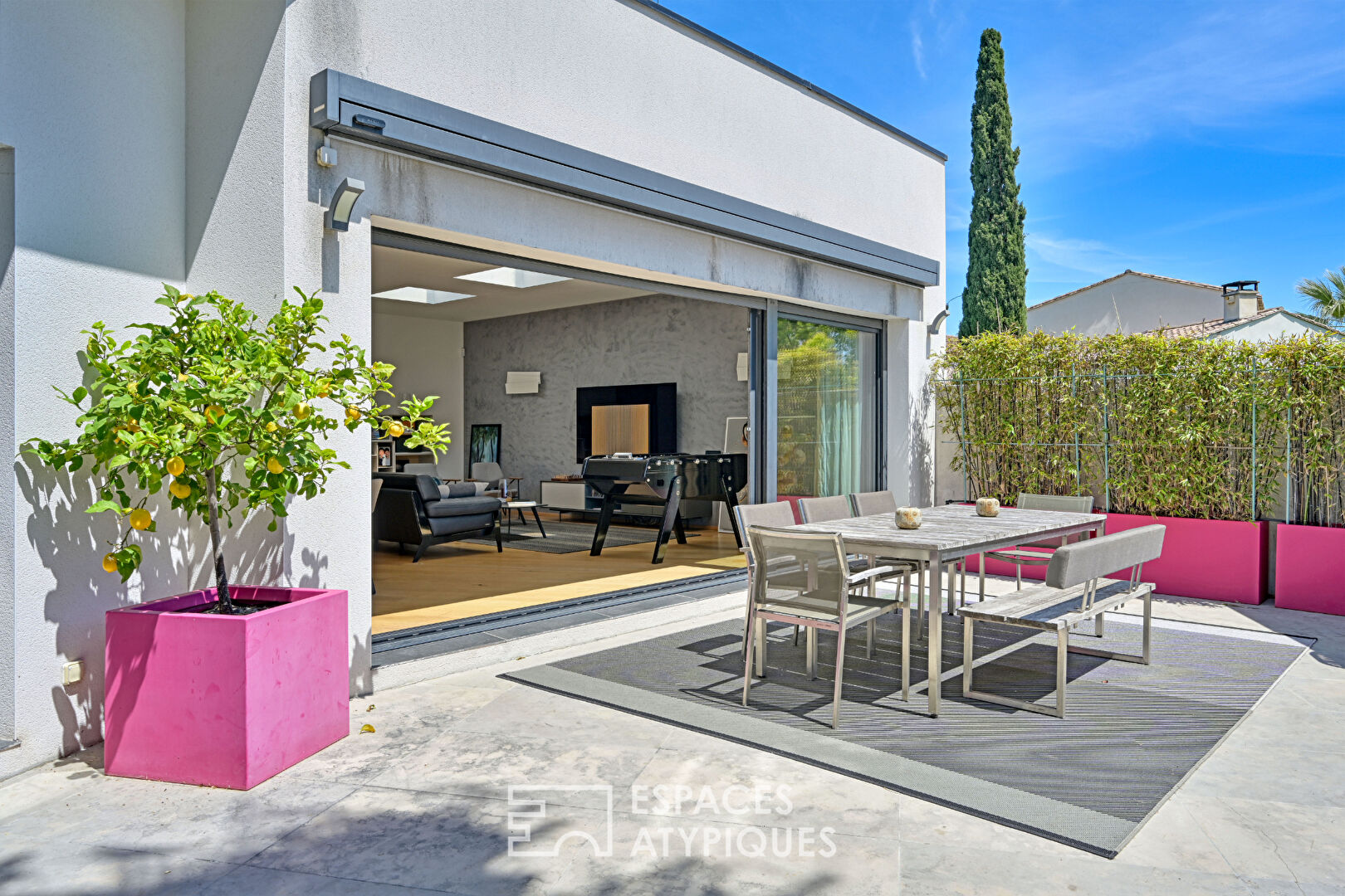 Contemporary house with swimming pool and landscaped garden on the outskirts of Montpellier