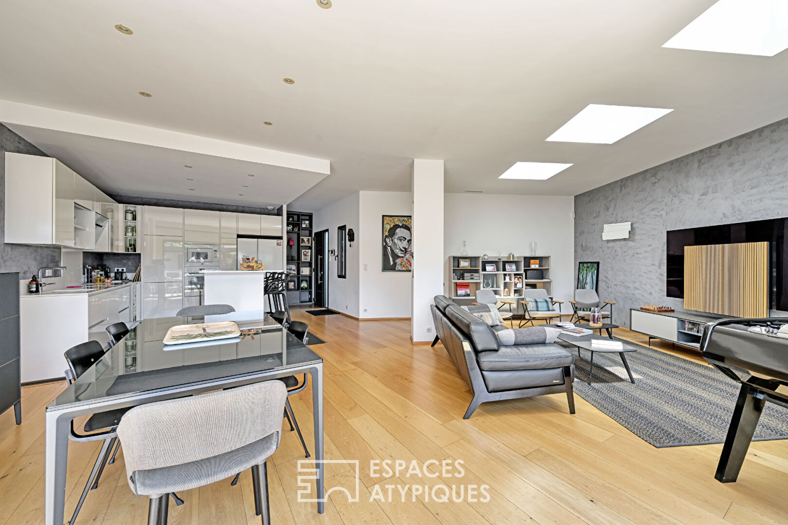 Contemporary house with swimming pool and landscaped garden on the outskirts of Montpellier
