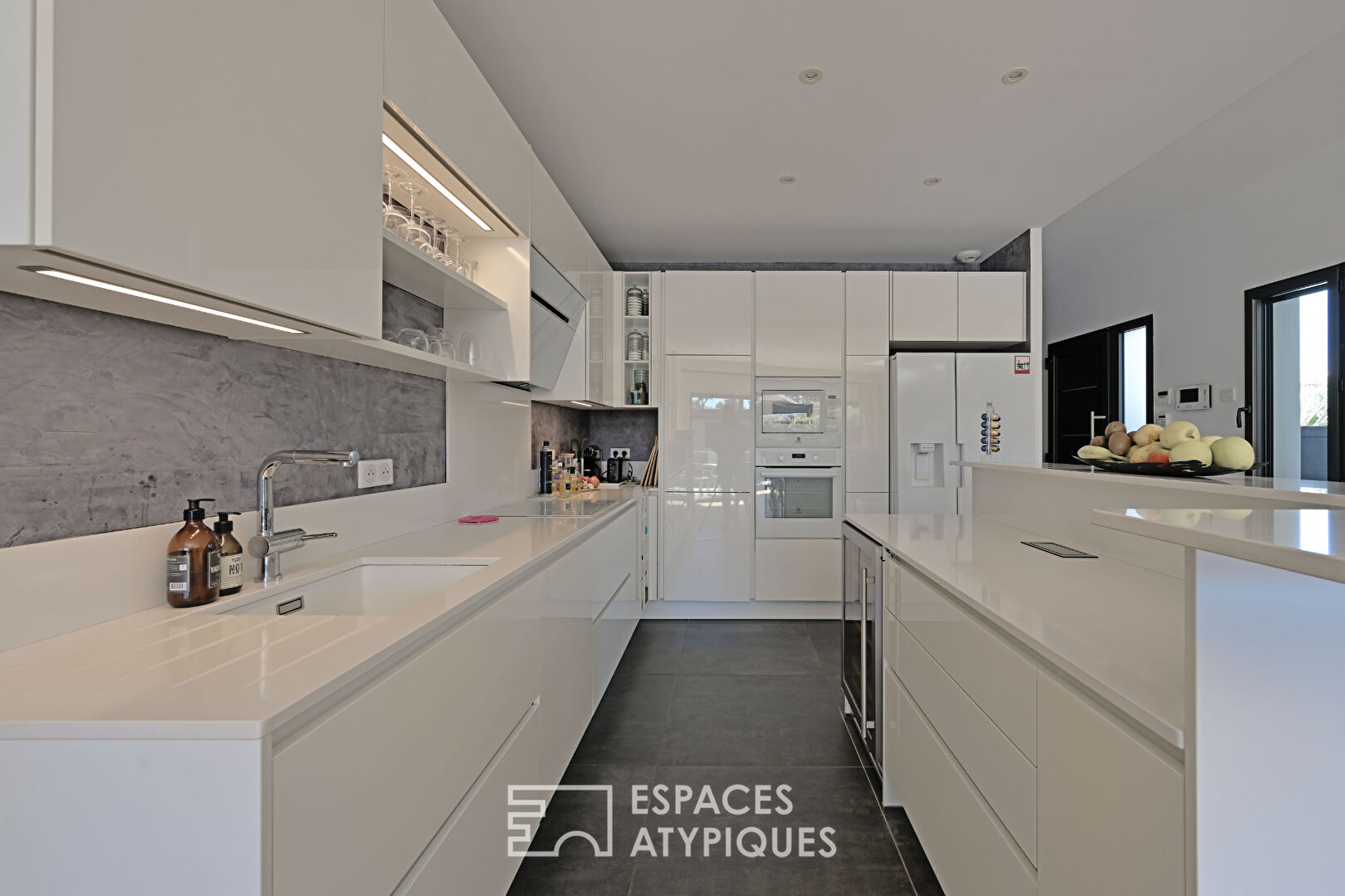 Contemporary house with swimming pool and landscaped garden on the outskirts of Montpellier
