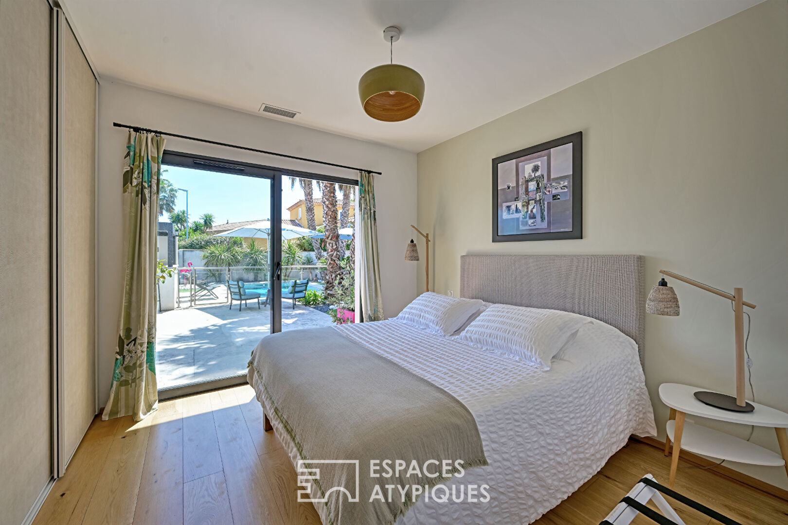 Contemporary house with swimming pool and landscaped garden on the outskirts of Montpellier
