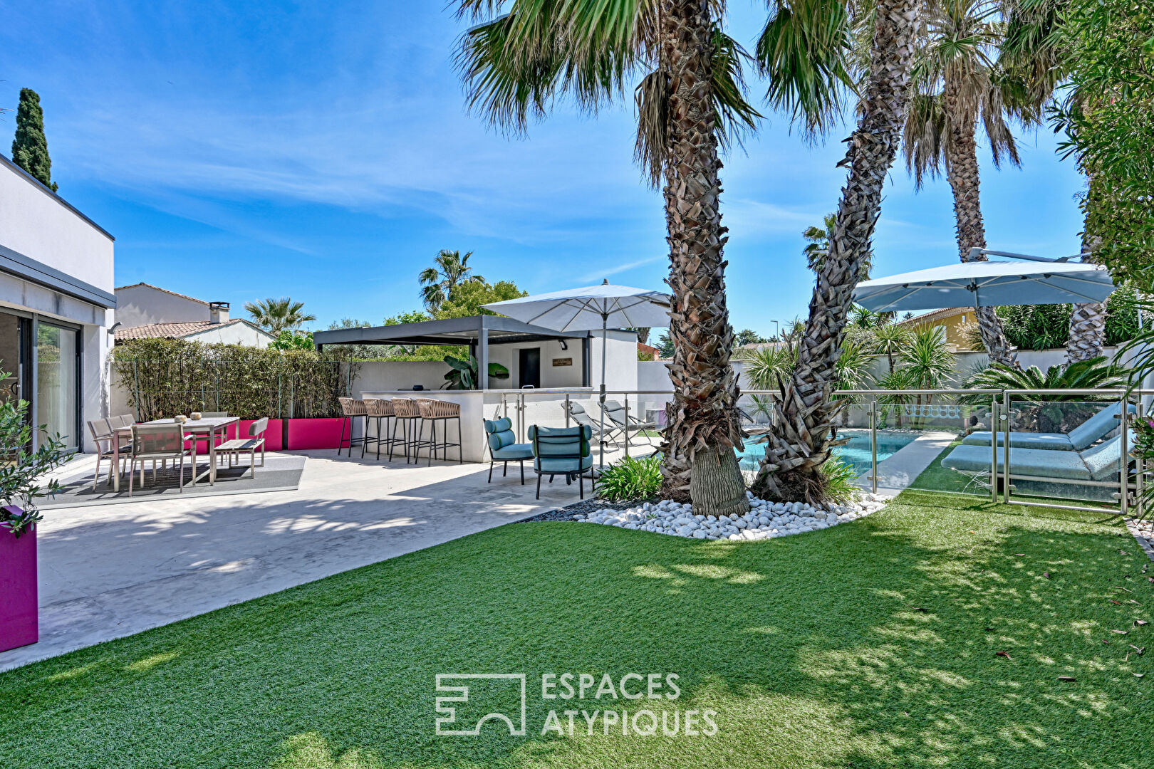 Contemporary house with swimming pool and landscaped garden on the outskirts of Montpellier