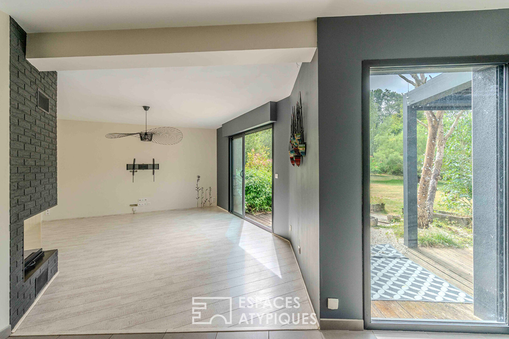 Villa contemporaine avec piscine intérieure dans un écrin de verdure.