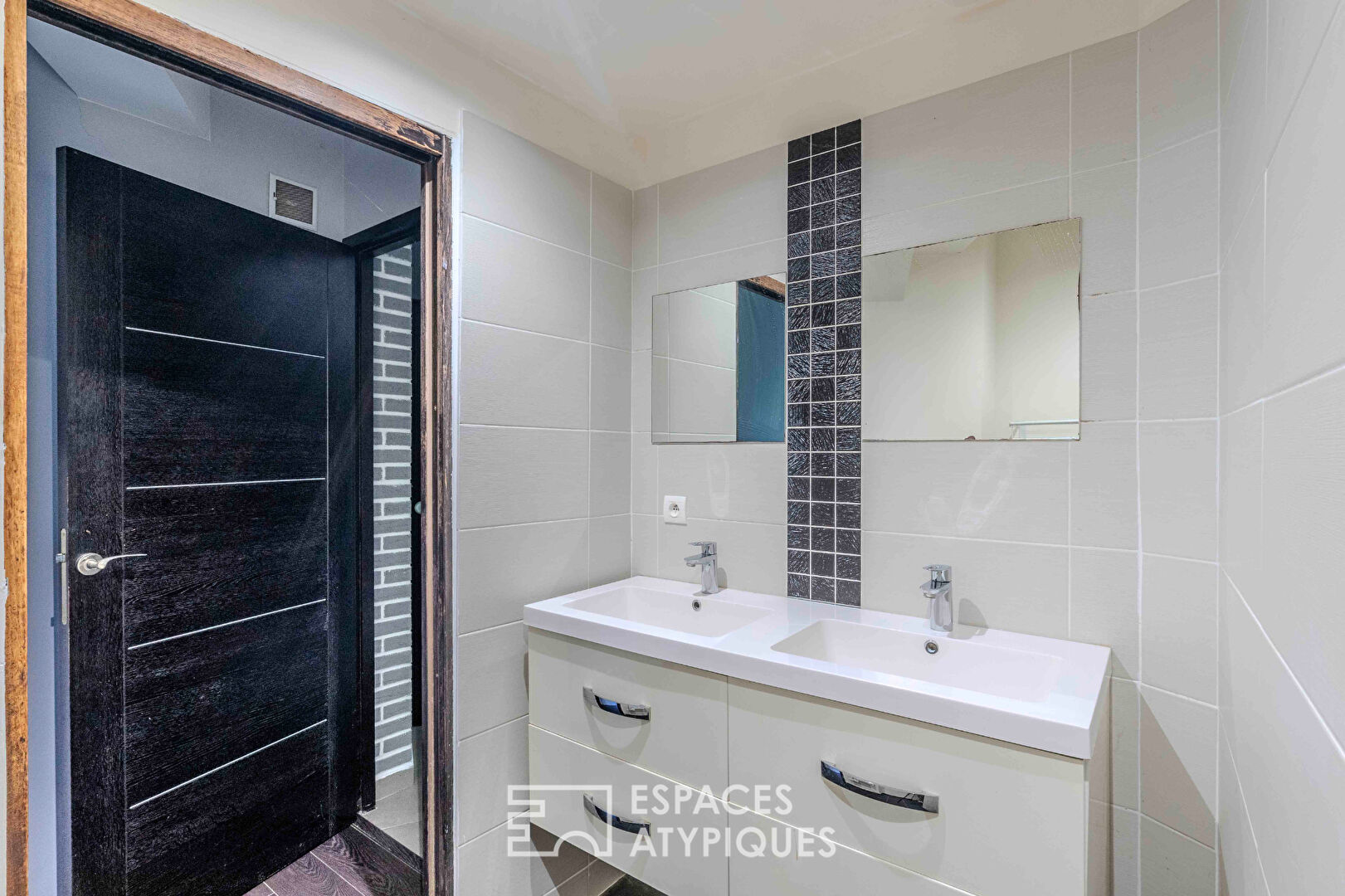 Villa contemporaine avec piscine intérieure dans un écrin de verdure.