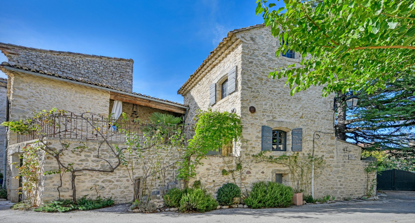 Character village house with swimming pool near Uzès