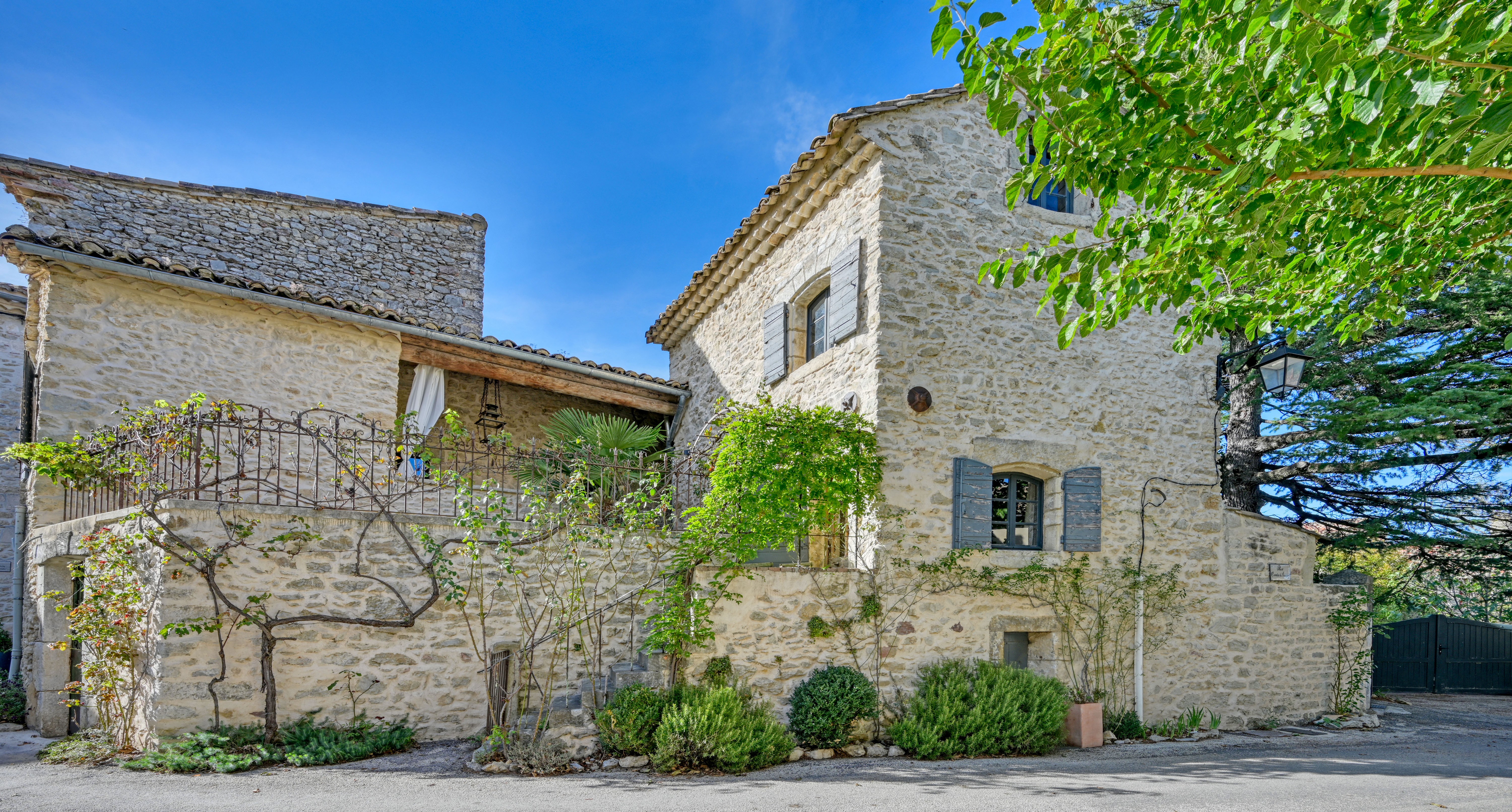 Character village house with swimming pool near Uzès